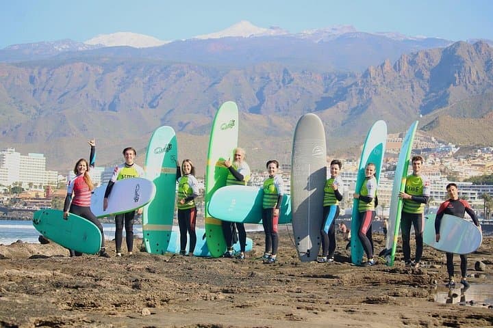 Clase de surf en grupo en Playa de las Américas, Tenerife - 1