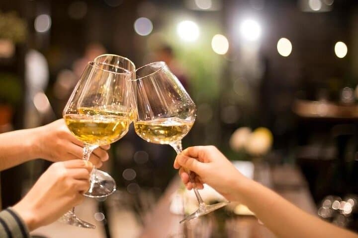 "Deléitese con nuestros vinos de Malvasía, con su tono dorado y esencia volcánica ~ una verdadera sensación de sabor que no debe perderse. - 1