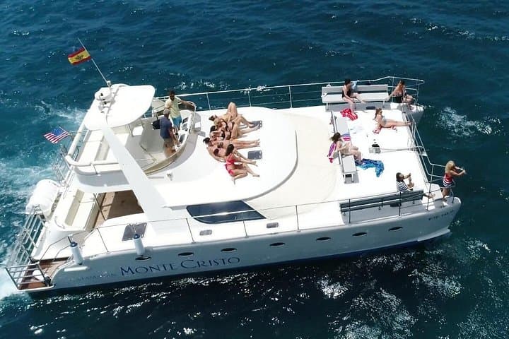 Alquiler de Catamarán Privado con Transfer, Buffet y Snorkeling - 1