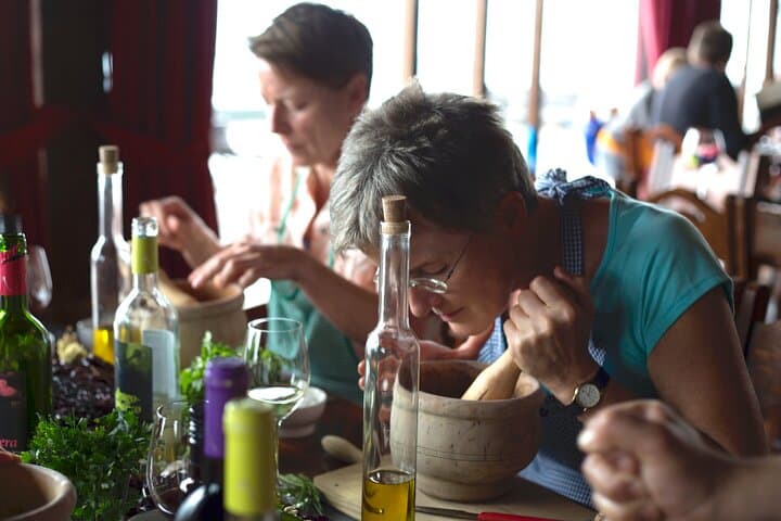 Sabores de Tenerife : Taller de Mojo, Cata de Vinos y Tour de Bodegas - 1